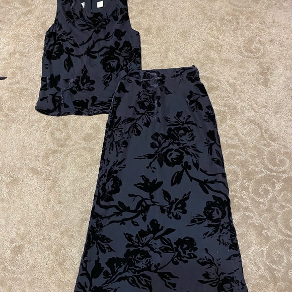 Dana Buchman Sheer black blouse and skirt with raised velvet floral. - Picture 6 of 7
